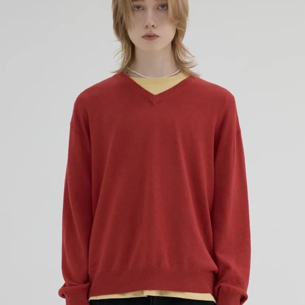 노운 26SS 브이넥 니트