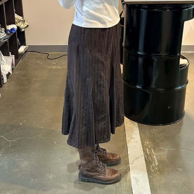 딥브라운 스트라이프 미디 스커트