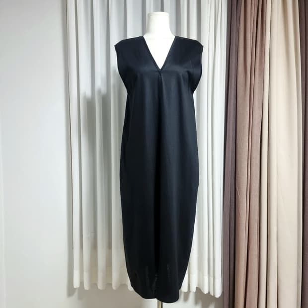 헬무트랭 브이넥 슬리브리스 롱 원피스 (55) 상태최상