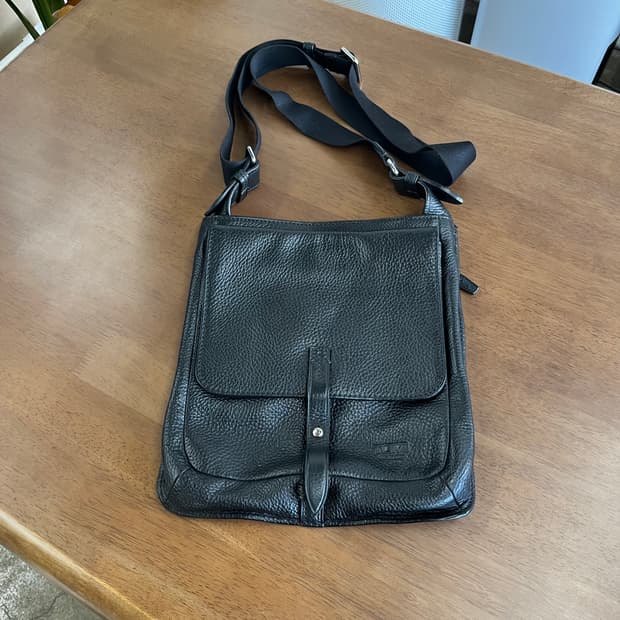 투미 레더 크로스백