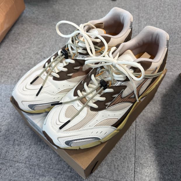 미즈노 x afew 콜라보 웨이브라이더 280