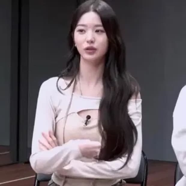 (장원영 착용) 라티젠 컷아웃 니트 탑