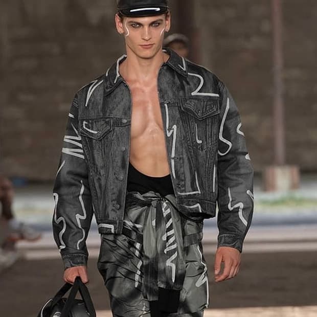 모스키노 23SS 런웨이 컬렉션 데님자켓