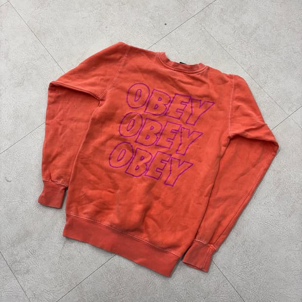 오베이 멀티로고 오렌지 맨투맨