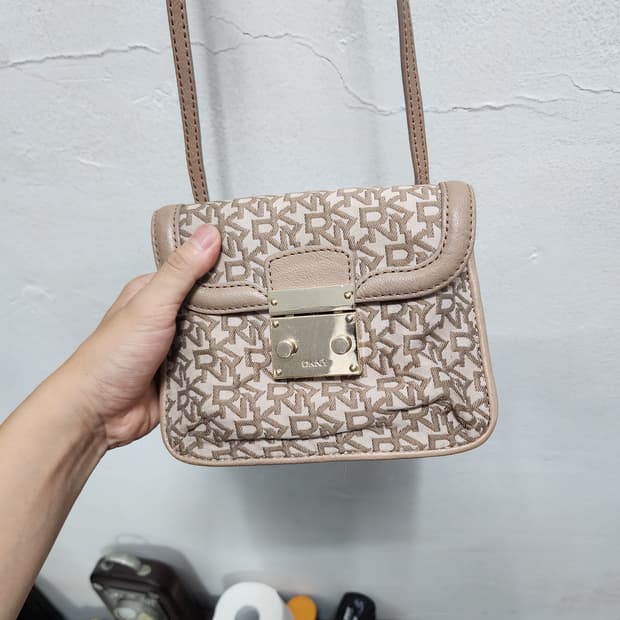 DKNY 로고 미니 크로스백