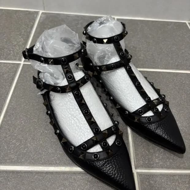 발렌티노 락스터드 스트랩 플랫슈즈