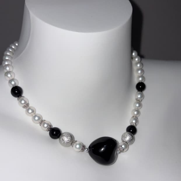 Mono Heart Pearl Choker