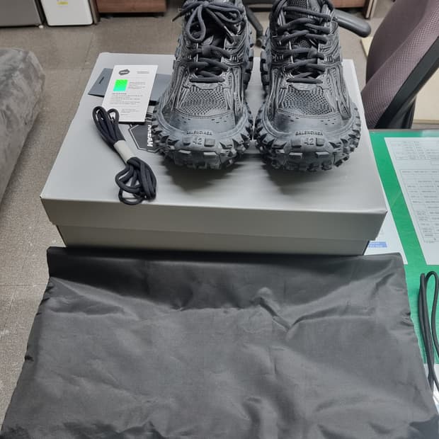 발렌시아가디펜더블랙42(275)