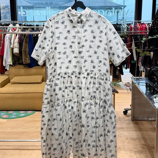 세실리아 반센 화이트블루 프림로즈 슈퍼 플레어 하프버튼 원피스 