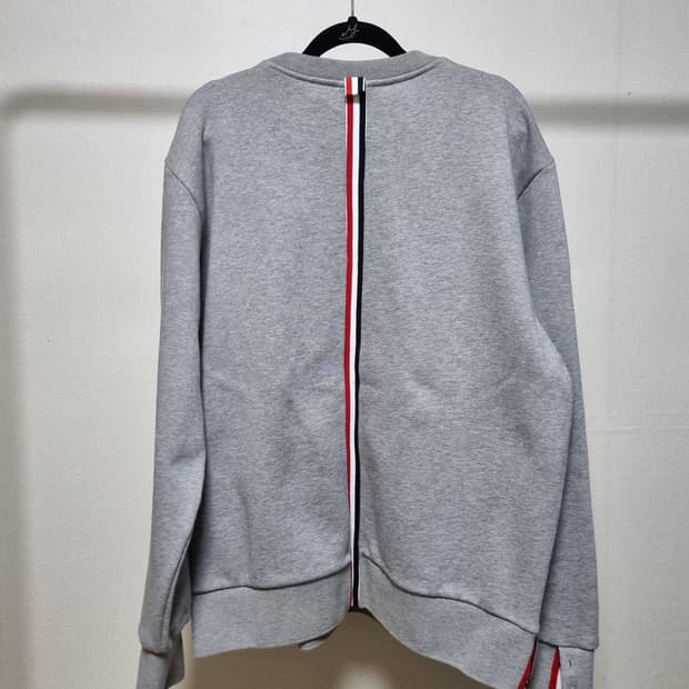 [새상품급 4] 톰브라운 백삼선 맨투맨