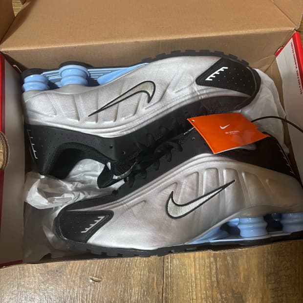 나이키 샥스 R4 메탈릭 실버 270