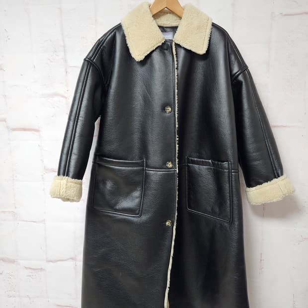 스튜디오 톰보이 무스탕 코트