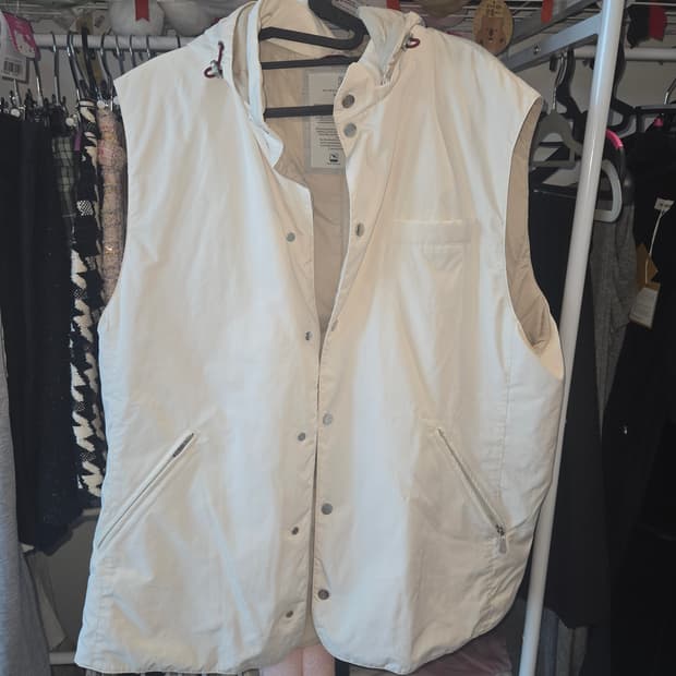 브루넬로 쿠치넬리 25ss 신형 후드 패딩 조끼 54 새상품급 판매합니다