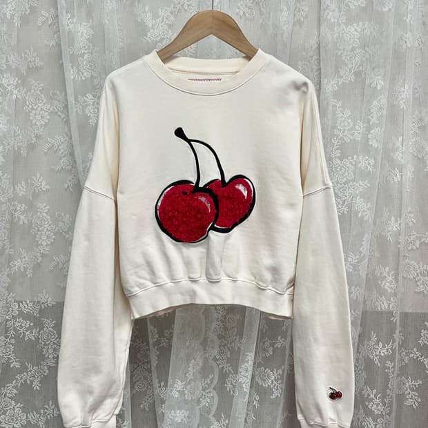 1) 키르시 체리 크롭 맨투맨 아이보리