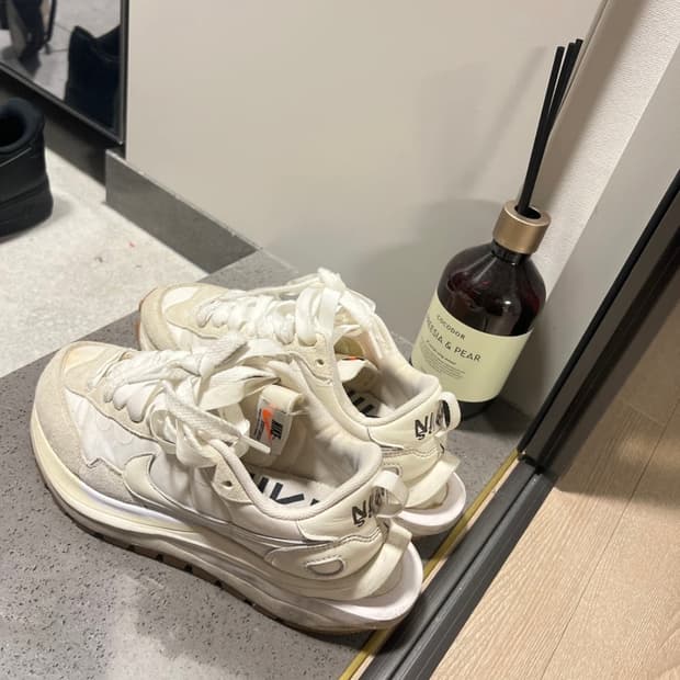 나이키 사카이 베이퍼 와플 화이트 235사이즈