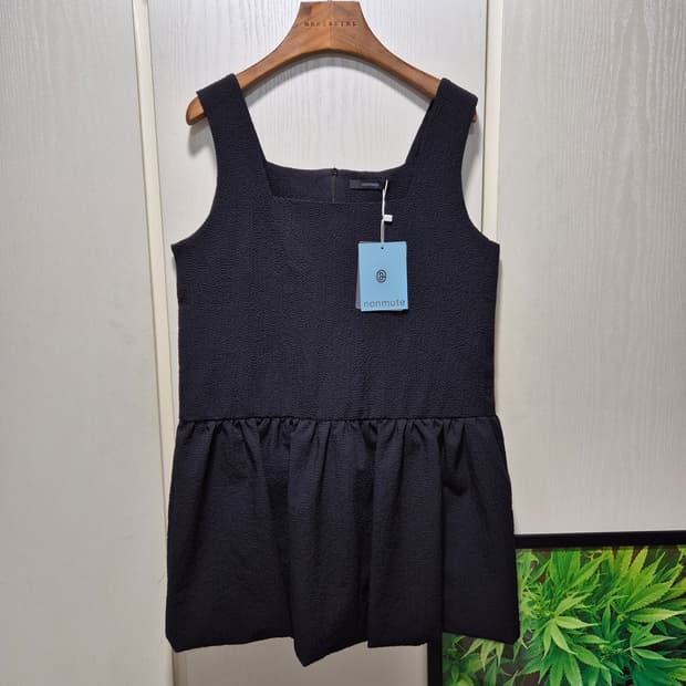 (세일)(새상품)nonmute 다크네이비 민소매 시어서커탑블라우스