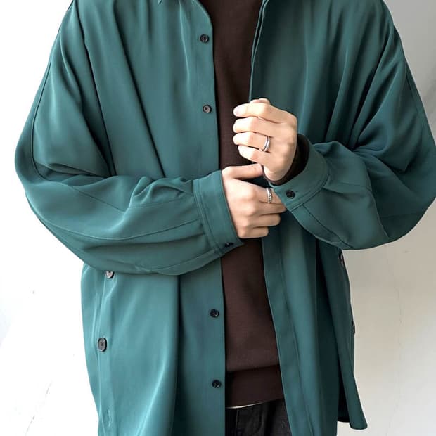 Loose silhouette silky shirt