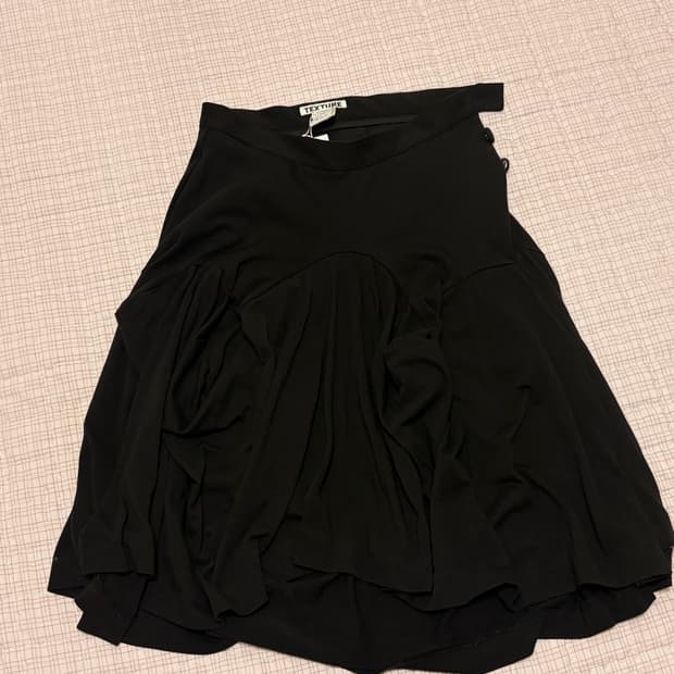 뉴뉴 텍스쳐 미디 스커트 새상품 택O / 정가 4.5만