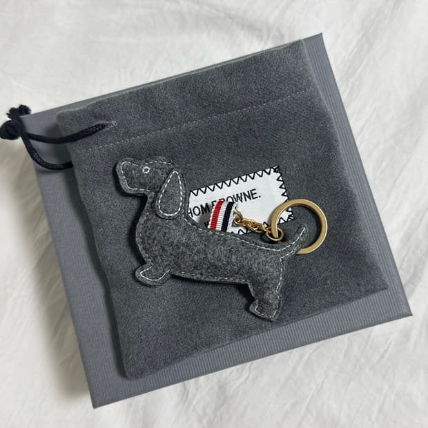 (유일매물)톰브라운 성수 한정판 닥스훈트 헥터 키링