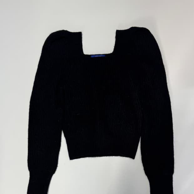 여성 에고이스트 21년도 벌룬 어깨 크롭 니트 블랙