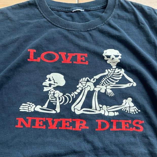 2000‘s vtg Love never die Tee