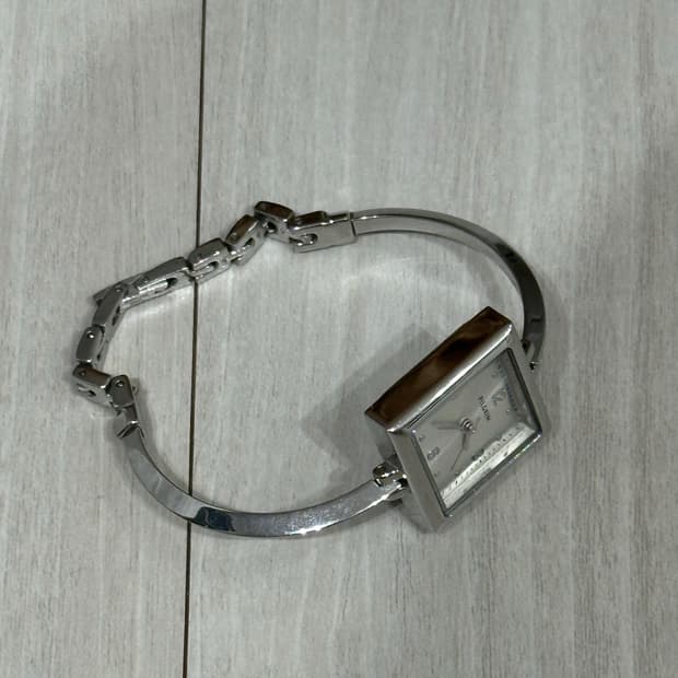 필그림 뱅글 스퀘어 시계