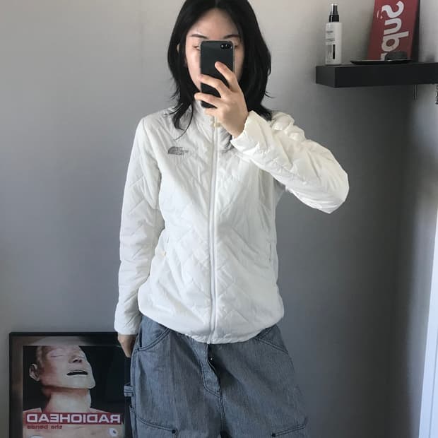 노스페이스 V-Motion 로고 화이트 경량 패딩