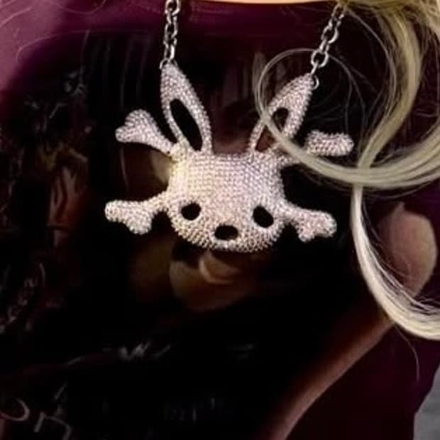 씨피어스 래빗 목걸이 구해요