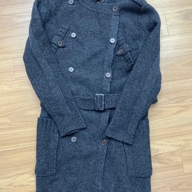 우영미 니트 코트 판매합니다. 사이즈는 46이고, 톤 다운된 색감이라 여