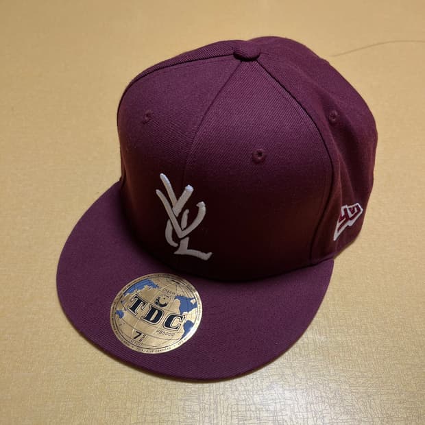 [7 5/8] YVL 플레이보이 카티 스냅백 모자 마룬