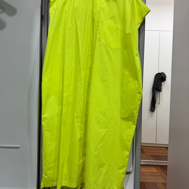 발렌시아가 로우컷 슬리브리스 드레스