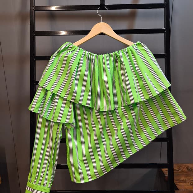 [38] MSGM 그린 스트라이프 원숄더 러플 블라우스 14.9
