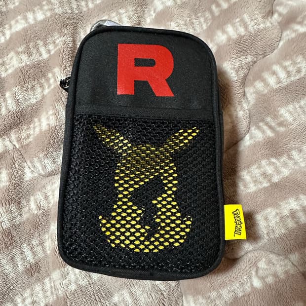 아이앱 스튜디오 x 포켓몬 로켓단 파우치 블랙 레드 - 오프라인 스토어 