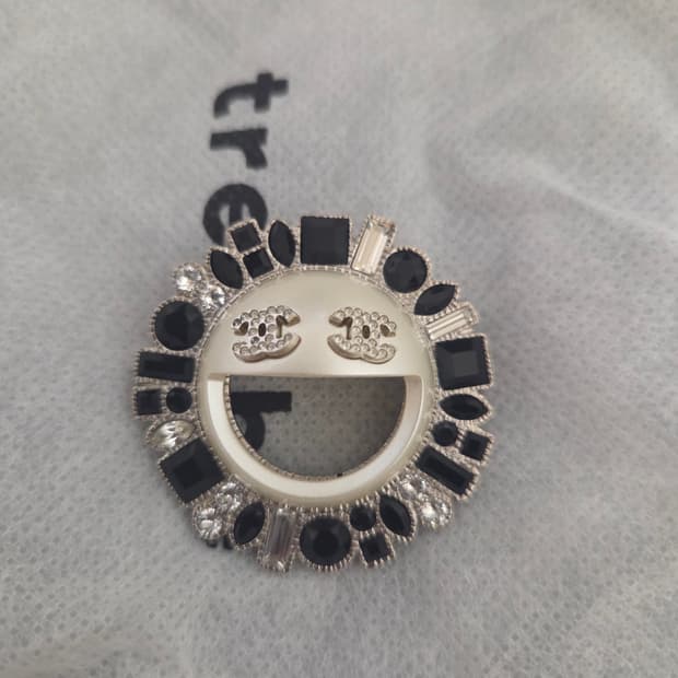 샤넬 무라카미 스마일 브로치 (gd브로치)