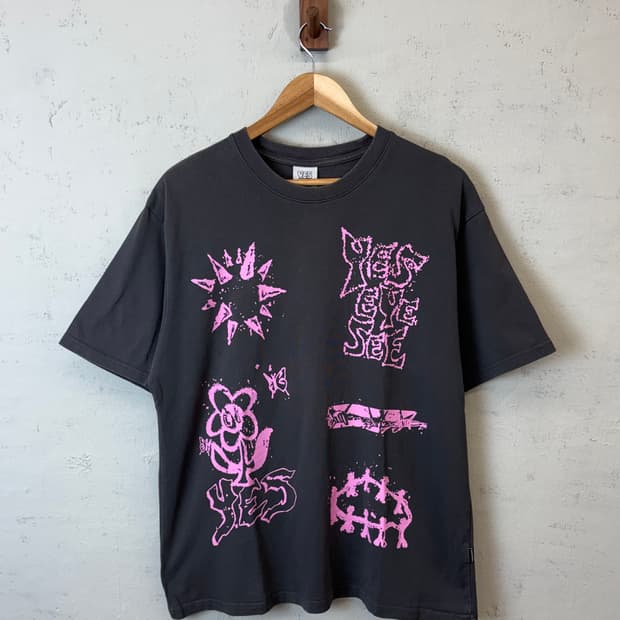 예스아이씨 Y.E.S Doodle gun metal 반팔티