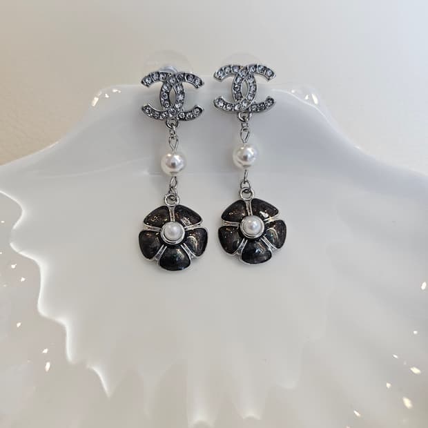 샤넬 펄블랙플라워 큐빅CC 드롭귀걸이  업사이클링