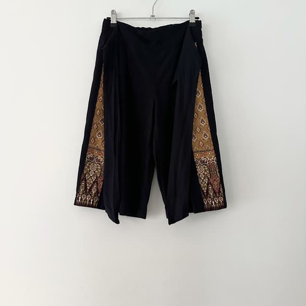 India carpet print strap pants