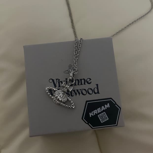 비비안 웨스트우드 메이페어 바스 릴리프 펜던트 실버 목걸이