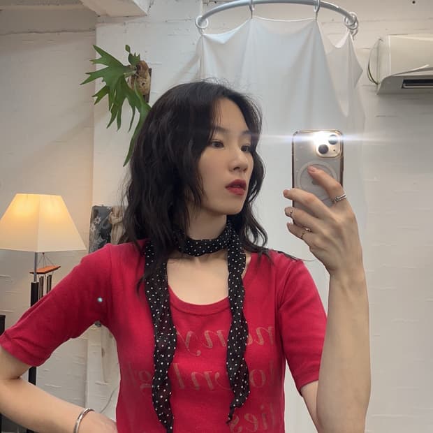 레드 딥 넥 티셔츠