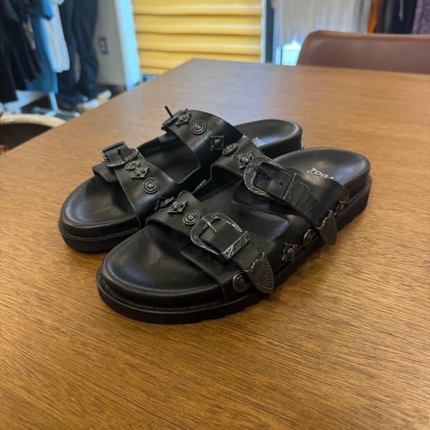 [41]토가 비릴리스 블랙 레더 건메탈 샌들 