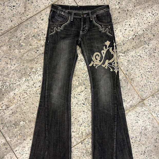 W-M) 토네이도 마트 트라이벌 자수 부츠컷 로우라이즈 데님팬츠