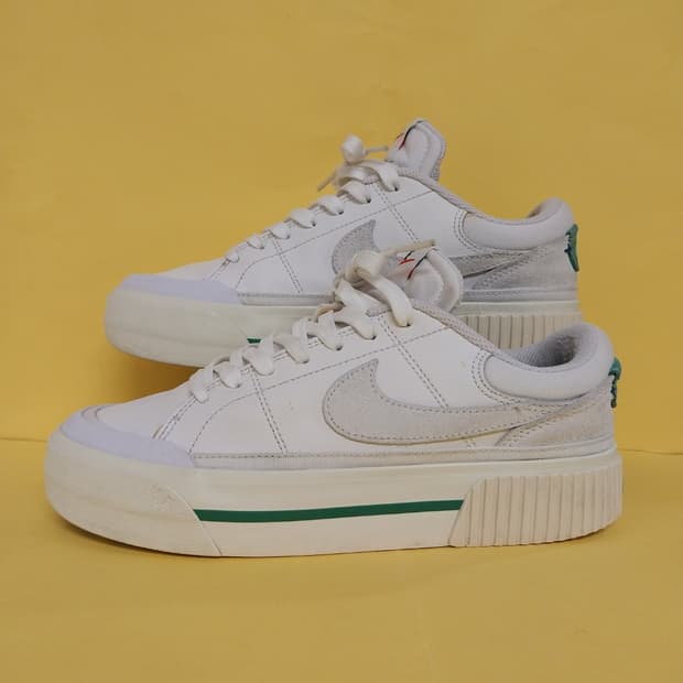 여성 나이키 코트 레거시 리프트 스니커즈, 운동화 (240)