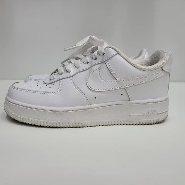나이키 에어포스1 '07로우 화이트 스니커즈 / 230사이즈
