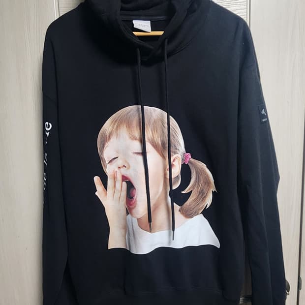 Adv 아크메드라비 베이비 페이스 블랙 후드티