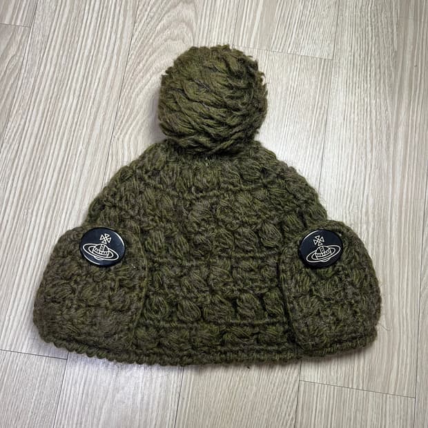 비비안웨스트우드 로고 버튼 방울 비니