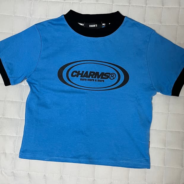 charms 크롭 반팔티