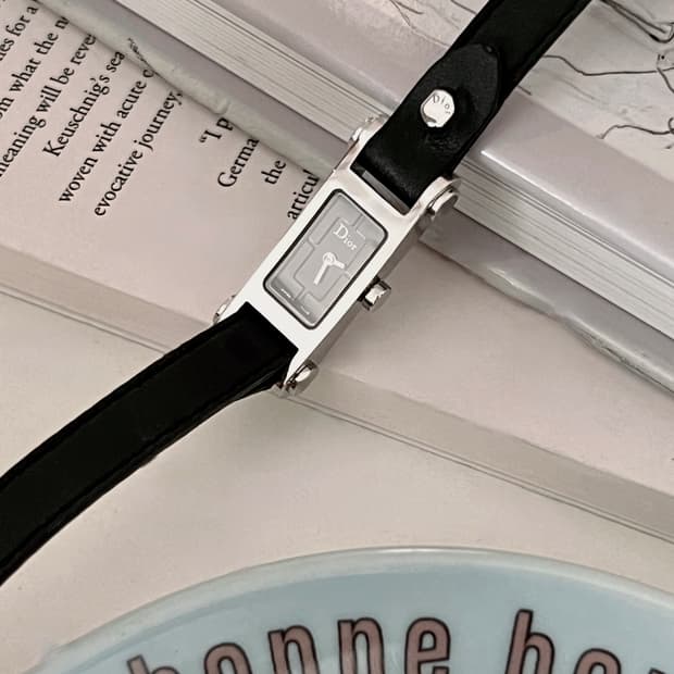 Christian Dior 블랙 다이얼 렉탱글 디올 시계 