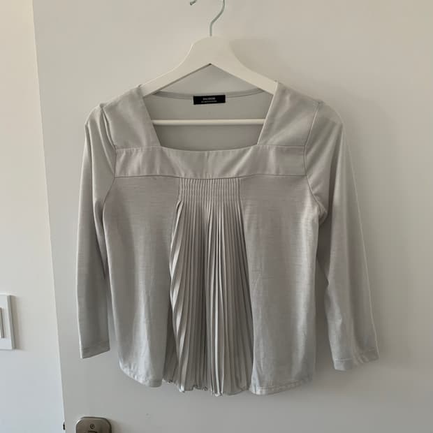 그레이 핀턱 슬리브