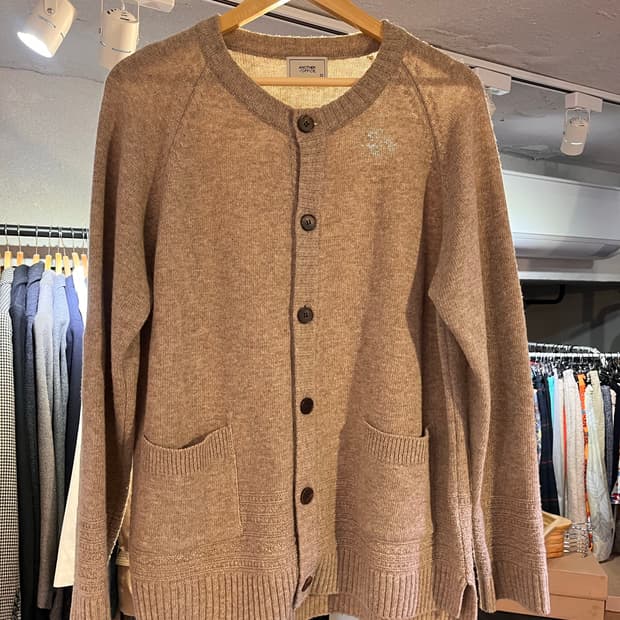 어나더오피스 젠틀 링크 가디건 (오트밀)