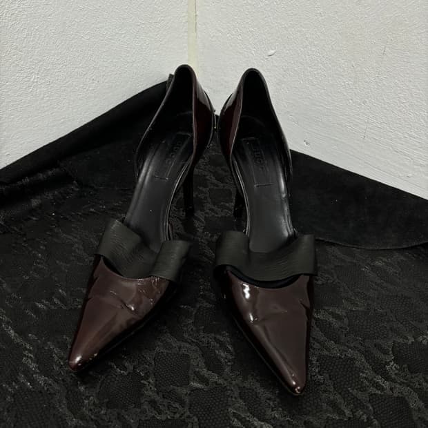 “GUCCI” Stud Detail Burgundy Shoes